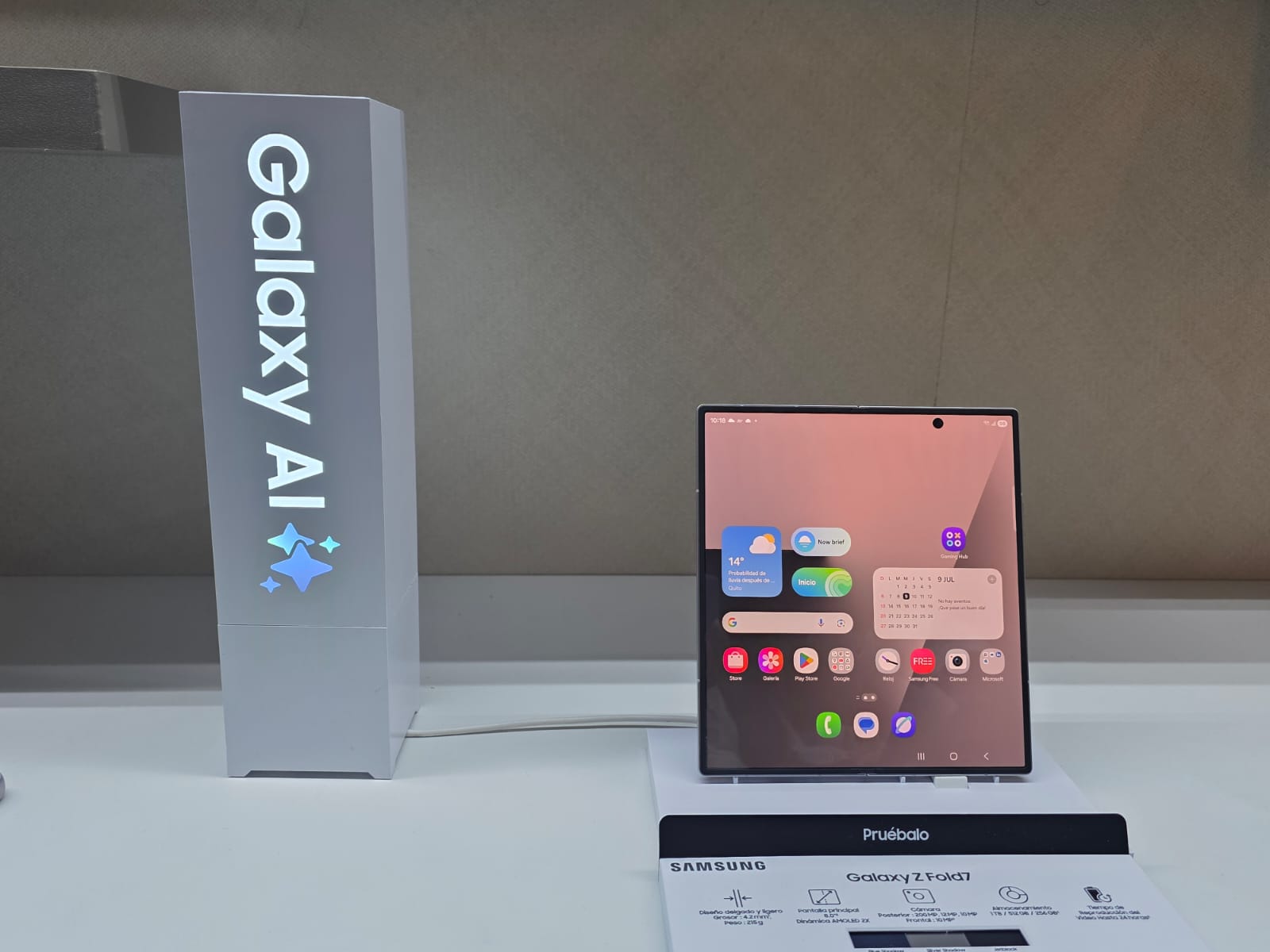 Un teléfono con IA compacto, cabe en el bolsillo, pero sumamente potente Image